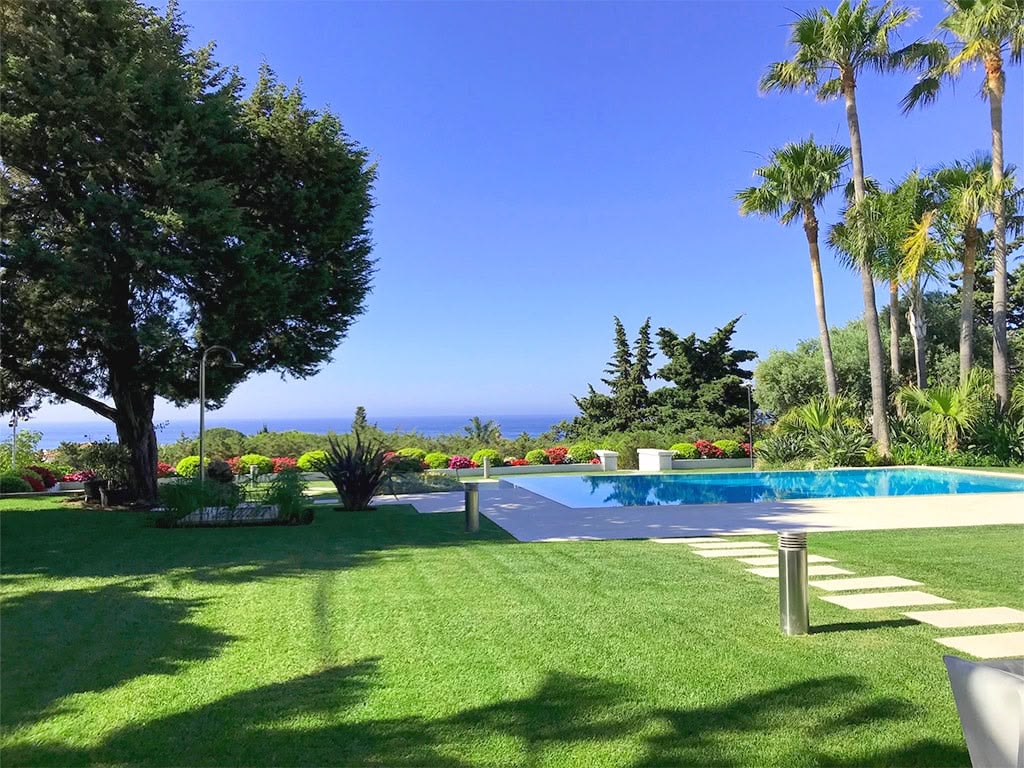 What Determines the Cost of Garden and Pool Maintenance in Marbella